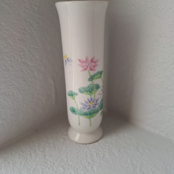 A vase sized 6.75" by 2.125". A dainty Japanese vase by Lotus Garden Alegiri - Picture 3 of 4